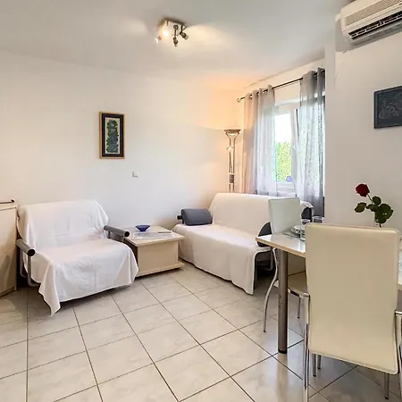 1 Bedroom Lovely Apartment In Pinezici Apartment *