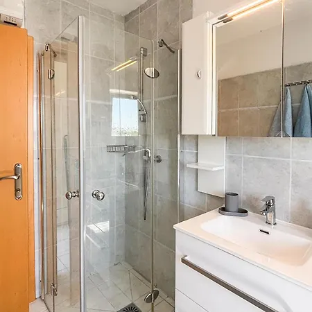 1 Bedroom Lovely Apartment In Pinezici * Pinezići